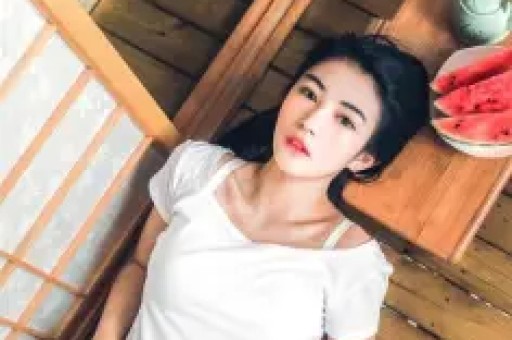 南通网友爆料：一车辆四脚朝天！围着一堆吃瓜群众……